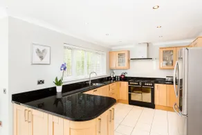 Modern 4 Bed Warwick Family Home with Parking - Image 2