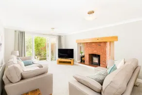 Modern 4 Bed Warwick Family Home with Parking - Image 3