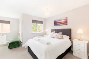 Modern 4 Bed Warwick Family Home with Parking - Image 4