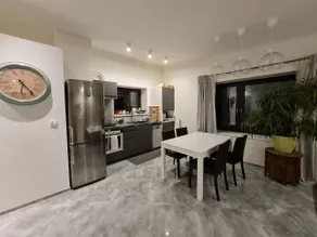 Large bright studio, separate entrance and kitchen! - Image 3