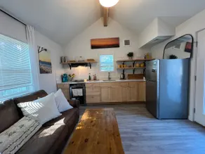 Wilde Abode - quaint 1BR guesthouse w/ hot tub - Image 5