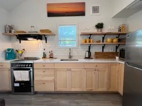 Wilde Abode - quaint 1BR guesthouse w/ hot tub - Image 4