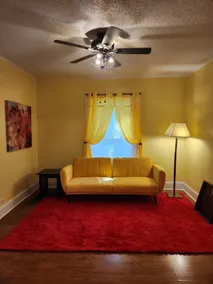 Cheerful & Homey ~ 7 Mins to Downtown ~ Queen Beds - Image 3