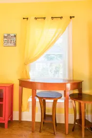 Cheerful & Homey ~ 7 Mins to Downtown ~ Queen Beds - Image 2