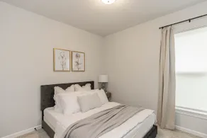 Spacious 3- Bedrooms with free parking on premises - Image 4