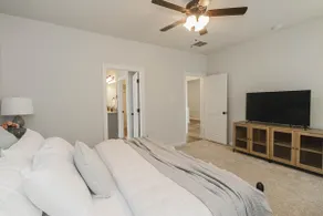 Spacious 3- Bedrooms with free parking on premises - Image 5