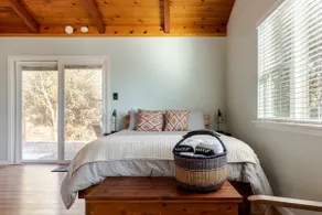 Modern Cabin with Private Jacuzzi - Casa de Manzanita - Image 4