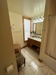 Brewer's House: “Sunset Lower” 1 Bedroom Downtown. - Image 3