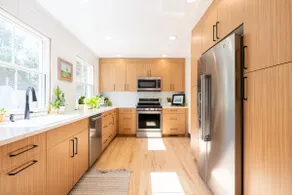 Cozy Mid-Century Modern University Heights Getaway - Image 3