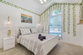 50% Off Tropical Stay! Fast Wifi & Pet Friendly - Image 4
