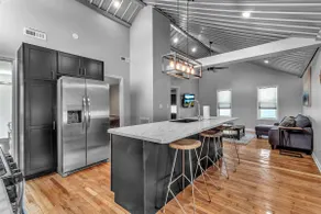 Beautiful loft-like 2 bedroom apartment - Image 3