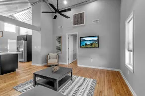 Beautiful loft-like 2 bedroom apartment - Image 2