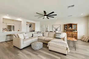 Free heated pool, man cave and large living space - Image 5