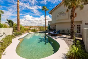 Free heated pool, man cave and large living space - Image 3