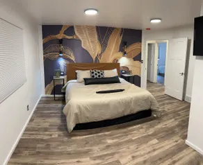 Indoor Pool, 5 Bedrooms, 10 Min Walk to Lambeau - Image 4
