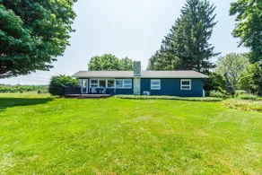 Lakefront Midcentury Cottage - Image 2