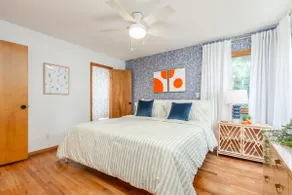 Lakefront Midcentury Cottage - Image 4