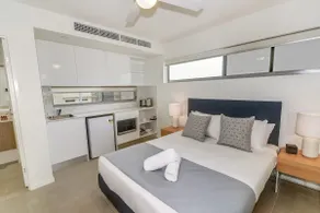 Studio | 100m to Hospital WiFi Parking | Long Stay - Image 3
