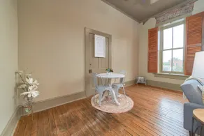 The ”Hannah Grace” Restored Historic Downtown Apt - Image 3