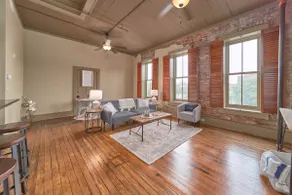 The ”Hannah Grace” Restored Historic Downtown Apt - Image 2