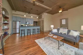 The ”Hannah Grace” Restored Historic Downtown Apt - Image 4