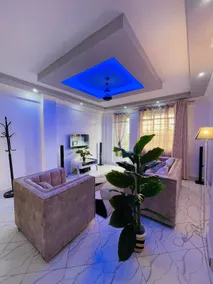 Luxe 1bedroom serviced apartment with free parking - Image 2