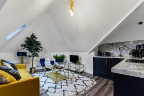 Lovely Two Bedroom with Ensuite Bathrooms - Image 4