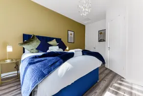 Lovely Two Bedroom with Ensuite Bathrooms - Image 5