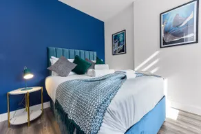 Lovely Two Bedroom with Ensuite Bathrooms - Image 2