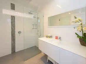 Sea Renity On Earnshaw 3BR Beachside Bliss - Image 5
