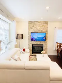 3-bedroom home in Vancouver Central /Near Airport - Image 3