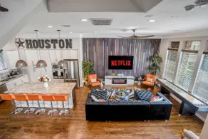Posh Dtwn/Midtown Home w Stunning Roof-Top Terrace - Image 3