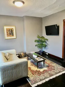 Lovely 2nd Fl. Apt. On Street Parking, Fast Wi-Fi - Image 2