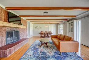 1 Acre Mid-Mod Golf Club Estate - Prime Location - Image 2