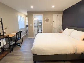 Smart studio! Free parking. In-unit laundry. Cozy! - Image 3