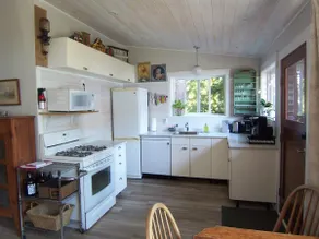 Waterfront, 2 b/r private cottage, sleep 6, pets - Image 4