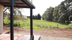 1920's 2 bedroom cottage with horse stables onsite - Image 4