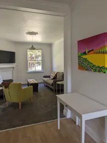 1920's 2 bedroom cottage with horse stables onsite - Image 3