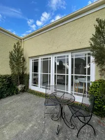 Self contained studio, walk to beach, train, shops - Image 5