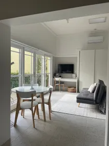 Self contained studio, walk to beach, train, shops - Image 3