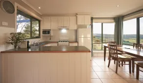 Cottage with ocean views, mid Great Ocean Road - Image 4