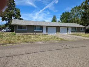 Large duplex, both units, 4-bedrms, 2-baths, more! - Image 2
