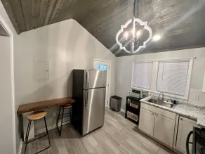 Cheerful 2 bedroom home with parking on premises - Image 5