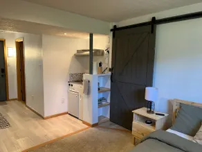 Hilltop Suite, Quiet Street - Image 4