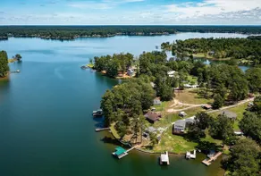 Beautiful Lake Front Cottage on Lake Greenwood - Image 2