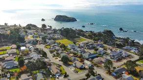 The Swell House – Harris Beach Coastal Oasis - Image 2