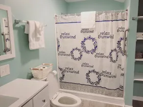 Bright & Cheerful 3 Bed suite w/ Free Parking - Image 3