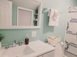 Bright & Cheerful 3 Bed suite w/ Free Parking - Image 2