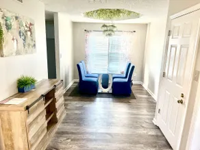 Lovely Ranch-Style Lake View Cottage - Image 3