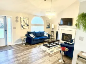 Lovely Ranch-Style Lake View Cottage - Image 2